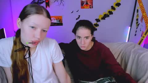 Snapshot of khloebeauty chatting on 10.29.25 khloebeauty online show from 10.29.25