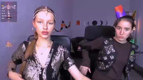 Snapshot of khloebeauty chatting on 10.31.25 khloebeauty online show from 10.31.25