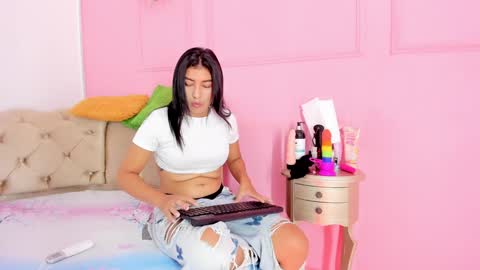 Snapshot of khloeblake chatting on 12.10.24 Khloe online show from 12.10.24