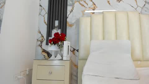 Snapshot of khloeblake chatting on 02.20.25 Khloe online show from 02.20.25