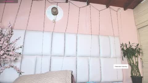 Snapshot of kiana_cream chatting on 02.10.25 N M online show from 02.10.25