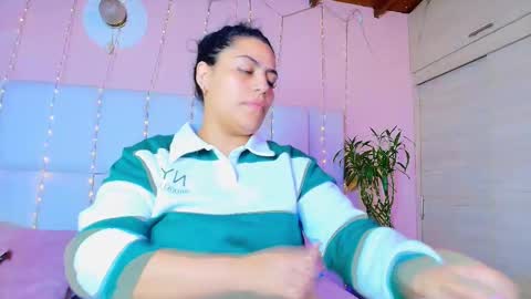 Snapshot of kiana_cream chatting on 02.14.25 N M online show from 02.14.25