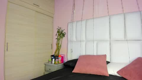 Snapshot of kiana_cream chatting on 09.10.25 N M online show from 09.10.25