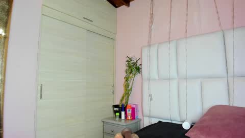 Snapshot of kiana_cream chatting on 09.18.25 N M online show from 09.18.25