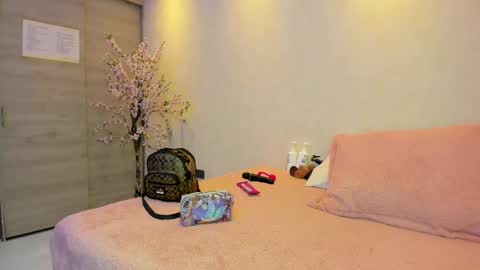 Snapshot of kiana_cream chatting on 10.18.25 N M online show from 10.18.25