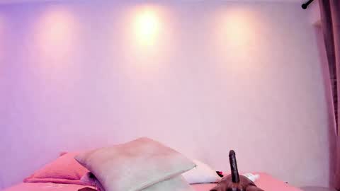 Snapshot of kiana_cream chatting on 10.18.25 N M online show from 10.18.25