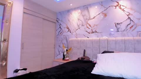 Snapshot of kiana_cream chatting on 10.29.25 N M online show from 10.29.25