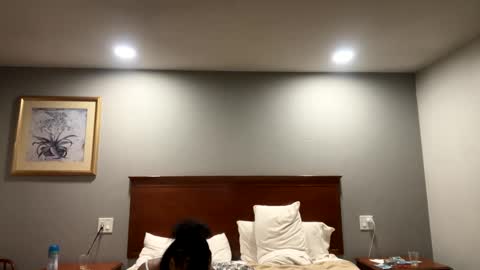 Snapshot of kibrombariu45 chatting on 02.14.25 HunneysPlayRoom online show from 02.14.25