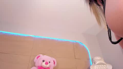 Snapshot of kiimcooper chatting on 02.28.25 KIM COOPER online show from 02.28.25