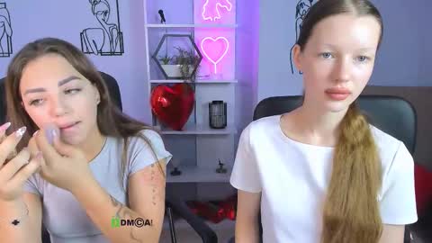 Snapshot of kiki_swan chatting on 09.17.25 kiki_swan online show from 09.17.25