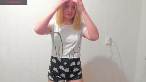 Snapshot of kikies_ chatting on 02.14.25 Mika and Miranda online show from 02.14.25