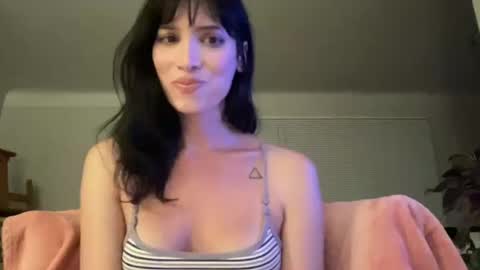 Kiki Hart online show from 10.12.25