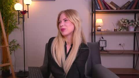 Snapshot of kikioopsy chatting on 10.10.25 Kiki online show from 10.10.25
