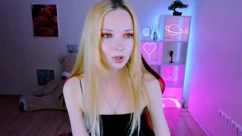 Snapshot of kim_boyd chatting on 02.19.25 kim_boyd online show from 02.19.25