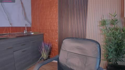 Snapshot of kim_brown_ chatting on 01.11.25 Kim online show from 01.11.25