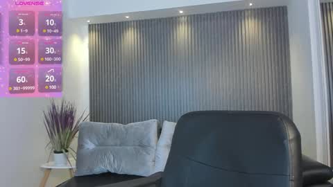 Snapshot of kim_brown_ chatting on 01.13.25 Kim online show from 01.13.25