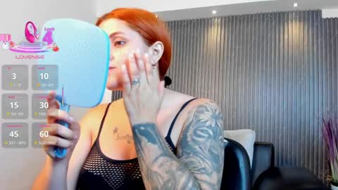 Snapshot of kim_brown_ chatting on 03.06.25 Kim online show from 03.06.25