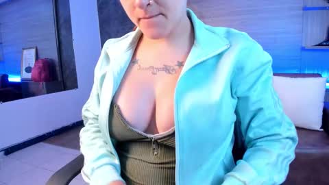 Snapshot of kim_brown_ chatting on 10.08.25 Kim online show from 10.08.25