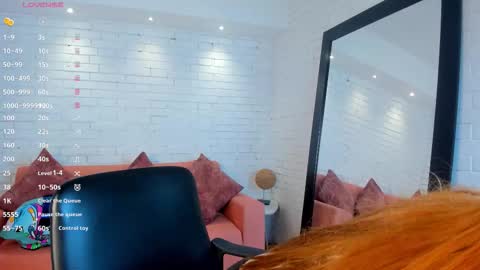 Snapshot of kim_brown_ chatting on 10.25.25 Kim online show from 10.25.25