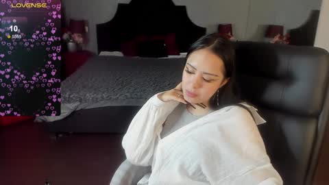 Snapshot of kim_brownie chatting on 12.21.24 Kim online show from 12.21.24