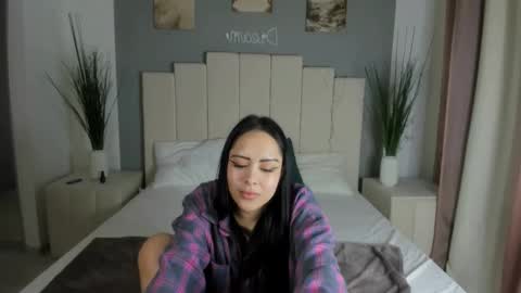 Snapshot of kim_brownie chatting on 03.11.25 Kim online show from 03.11.25