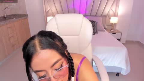 Snapshot of kim_thompson_ chatting on 10.14.25 kim online show from 10.14.25