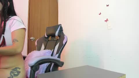 Snapshot of kimberly0825 chatting on 06.19.26 kamila online show from 06.19.26