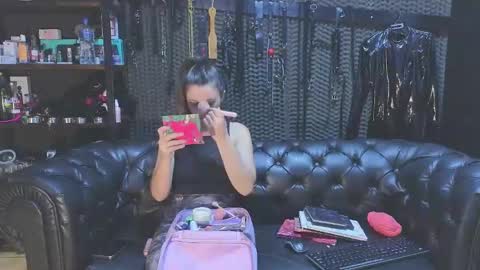 Snapshot of kimberly_swan_ chatting on 01.21.25 KIMBERLY SWAN online show from 01.21.25