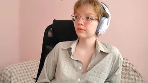 Snapshot of kimbrawinkle chatting on 09.19.25 Emy online show from 09.19.25