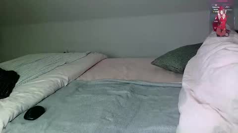 Snapshot of kimihoney_ chatting on 10.28.25 Help me reach 100 thumbs up online show from 10.28.25