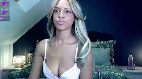 Snapshot of kimihoney_ chatting on 11.19.25 Help me reach 100 thumbs up online show from 11.19.25