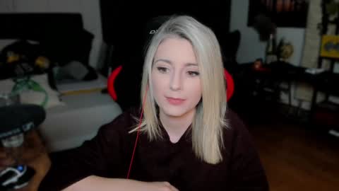 Wolfs Girl online show from 10.15.25