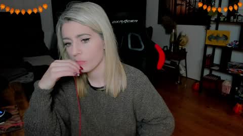 Wolfs Girl online show from 11.25.25