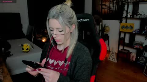 Wolfs Girl online show from 11.30.25