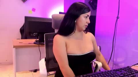 Snapshot of kimkalifa chatting on 10.21.25 Camila online show from 10.21.25