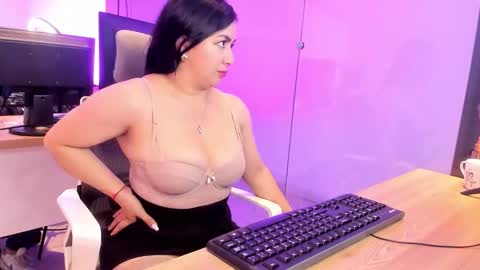 Snapshot of kimkalifa chatting on 11.01.25 Camila online show from 11.01.25