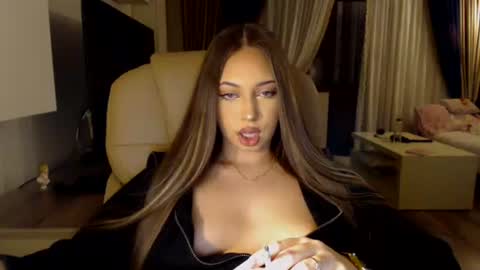 Snapshot of kimlee4 chatting on 02.20.25 Kim Lee online show from 02.20.25