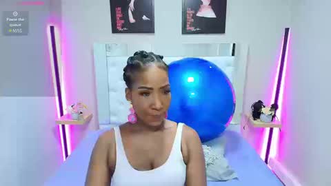 Snapshot of kimmturner chatting on 09.19.25 Kim online show from 09.19.25