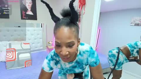 Snapshot of kimmturner chatting on 10.12.25 Kim online show from 10.12.25