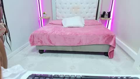 Snapshot of kimmturner chatting on 10.28.25 Kim online show from 10.28.25