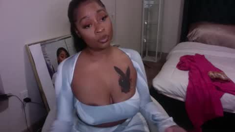 Snapshot of kimmyluxx chatting on 02.20.25 kimmyluxx online show from 02.20.25