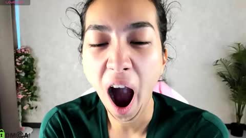 Snapshot of kira_lilian chatting on 09.26.25 Aura online show from 09.26.25