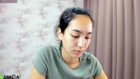 Snapshot of kira_lilian chatting on 10.01.25 Aura online show from 10.01.25