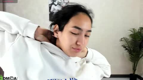 Snapshot of kira_lilian chatting on 10.06.25 Aura online show from 10.06.25