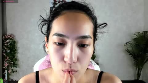 Snapshot of kira_lilian chatting on 10.13.25 Aura online show from 10.13.25