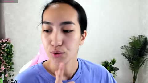 Snapshot of kira_lilian chatting on 10.20.25 Aura online show from 10.20.25