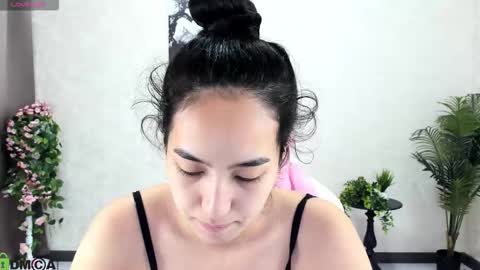 Snapshot of kira_lilian chatting on 10.22.25 Aura online show from 10.22.25