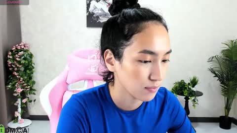 Snapshot of kira_lilian chatting on 10.23.25 Aura online show from 10.23.25