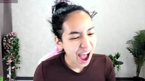 Snapshot of kira_lilian chatting on 10.24.25 Aura online show from 10.24.25