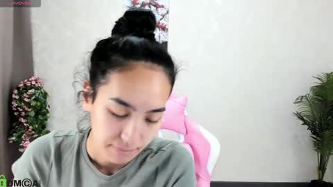 Snapshot of kira_lilian chatting on 10.28.25 Aura online show from 10.28.25